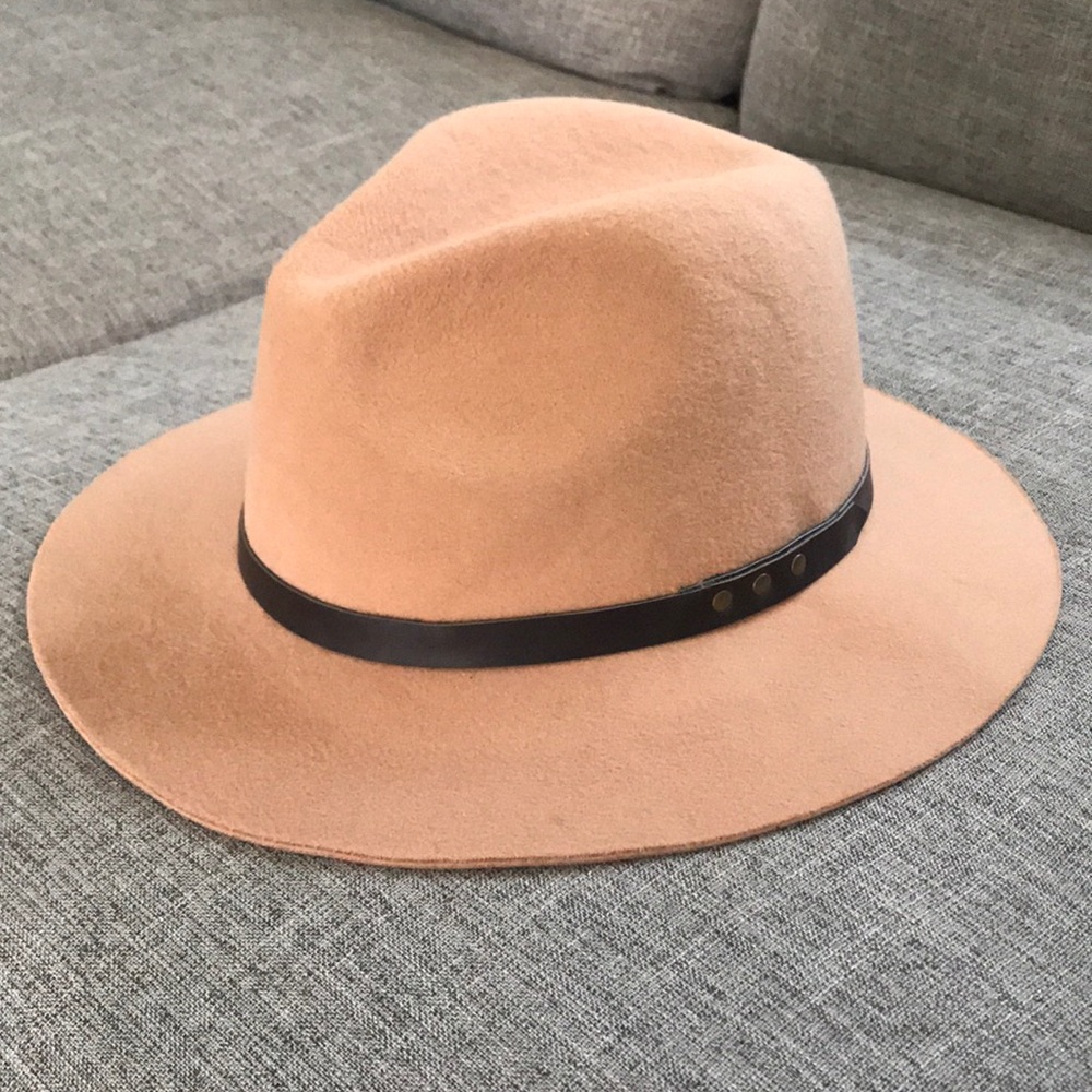 Wide brim hat
